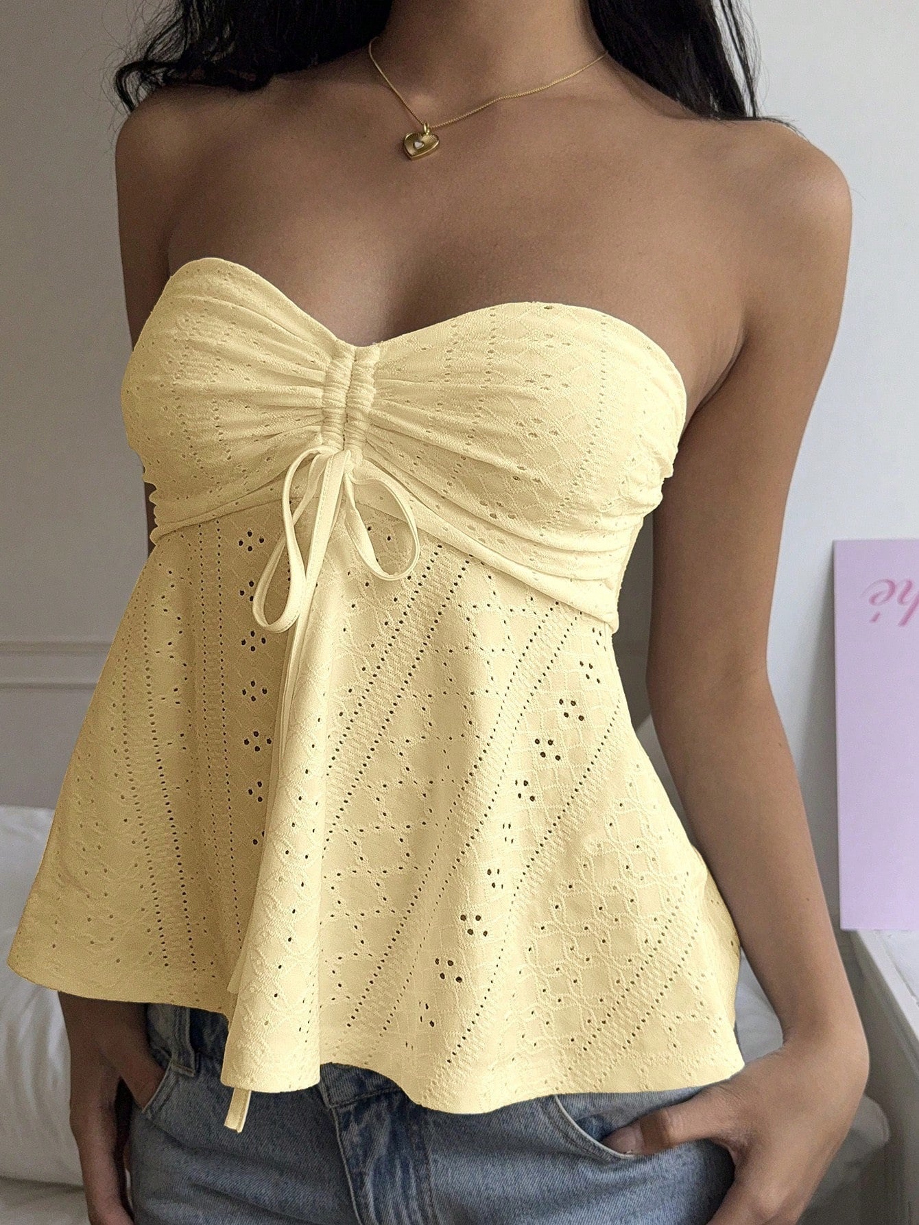 A high-end sweet and spicy strapless vest and sleeveless top for women's wear
