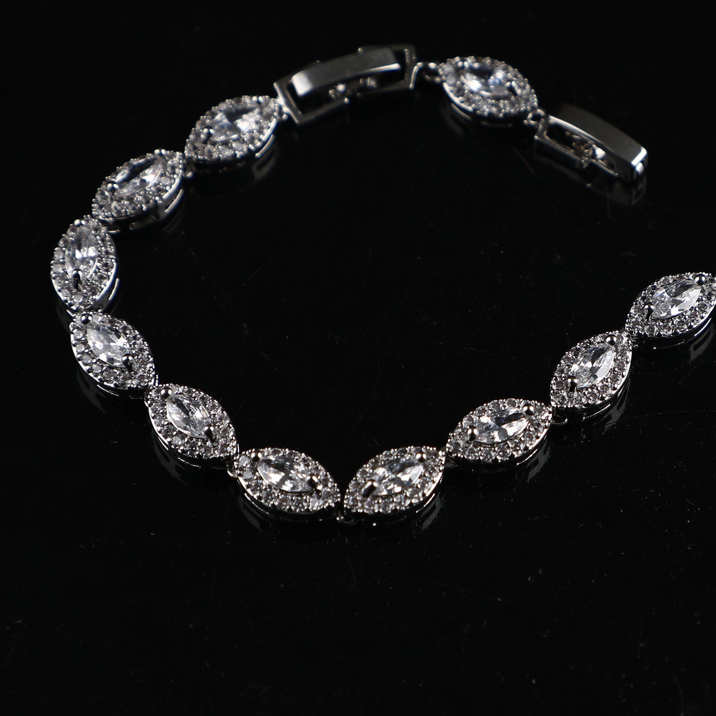 Elegant bracelet and fashionable copper and white gold bracelet
