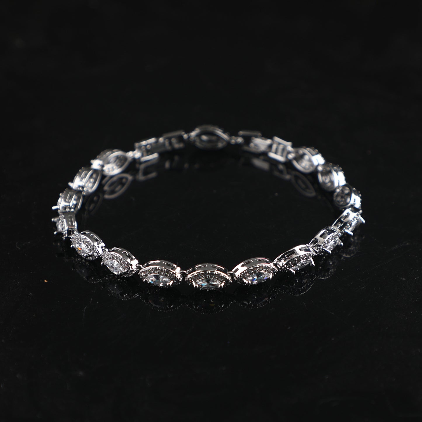 Elegant bracelet and fashionable copper and white gold bracelet