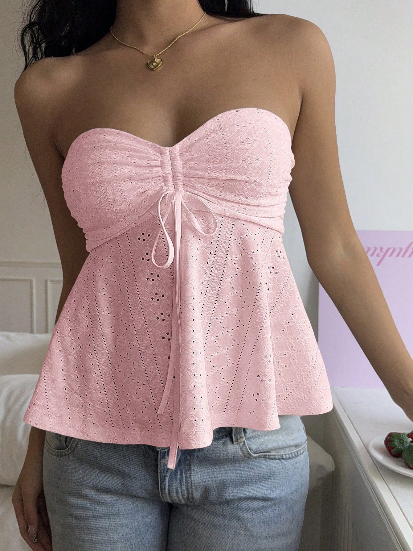 A high-end sweet and spicy strapless vest and sleeveless top for women's wear