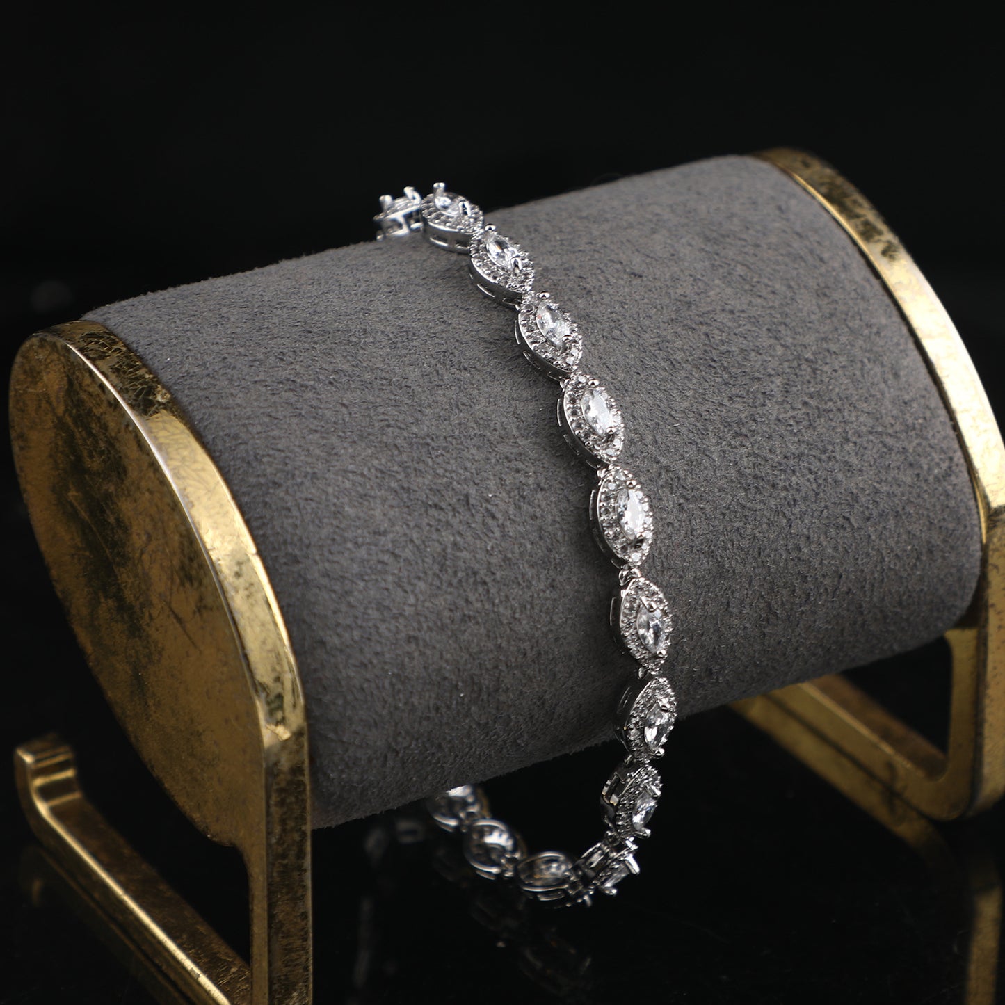 Elegant bracelet and fashionable copper and white gold bracelet