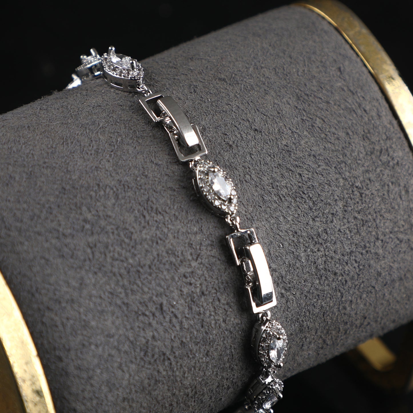 Elegant bracelet and fashionable copper and white gold bracelet