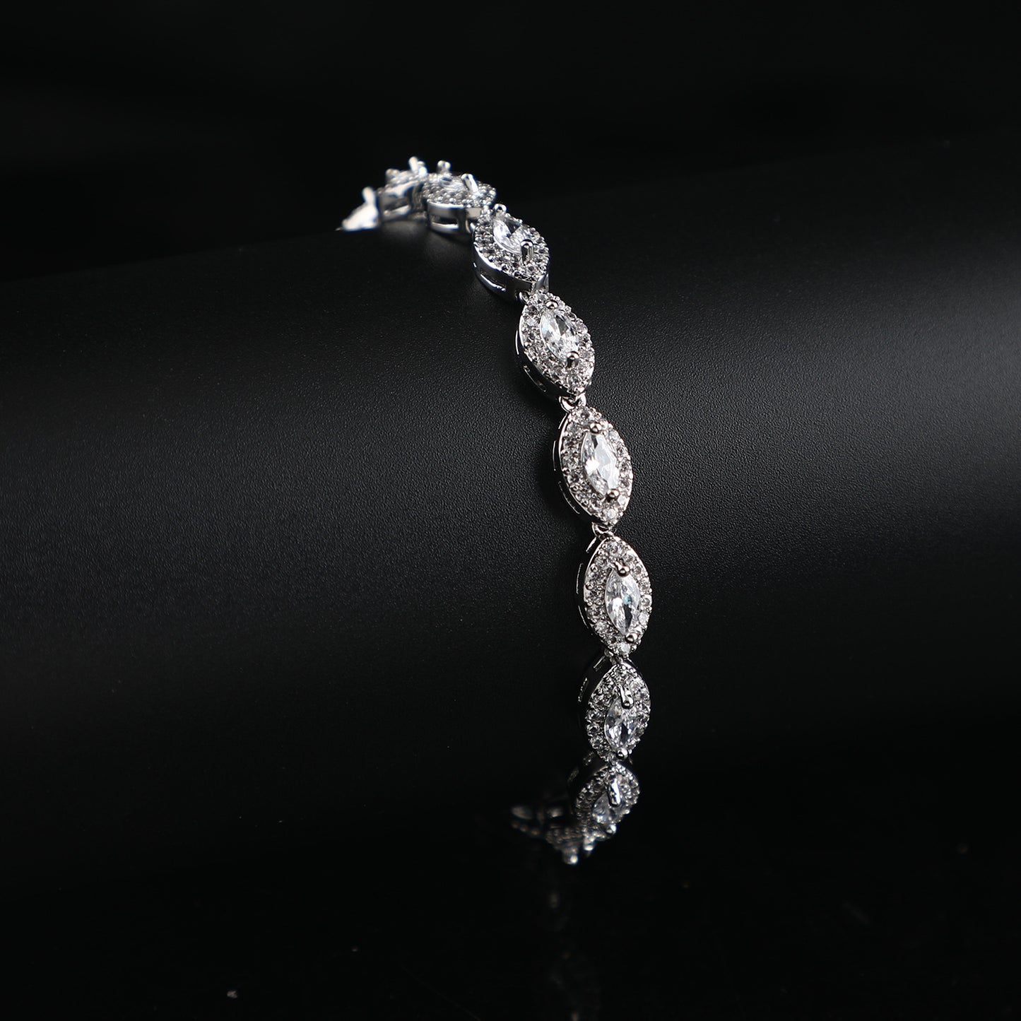 Elegant bracelet and fashionable copper and white gold bracelet